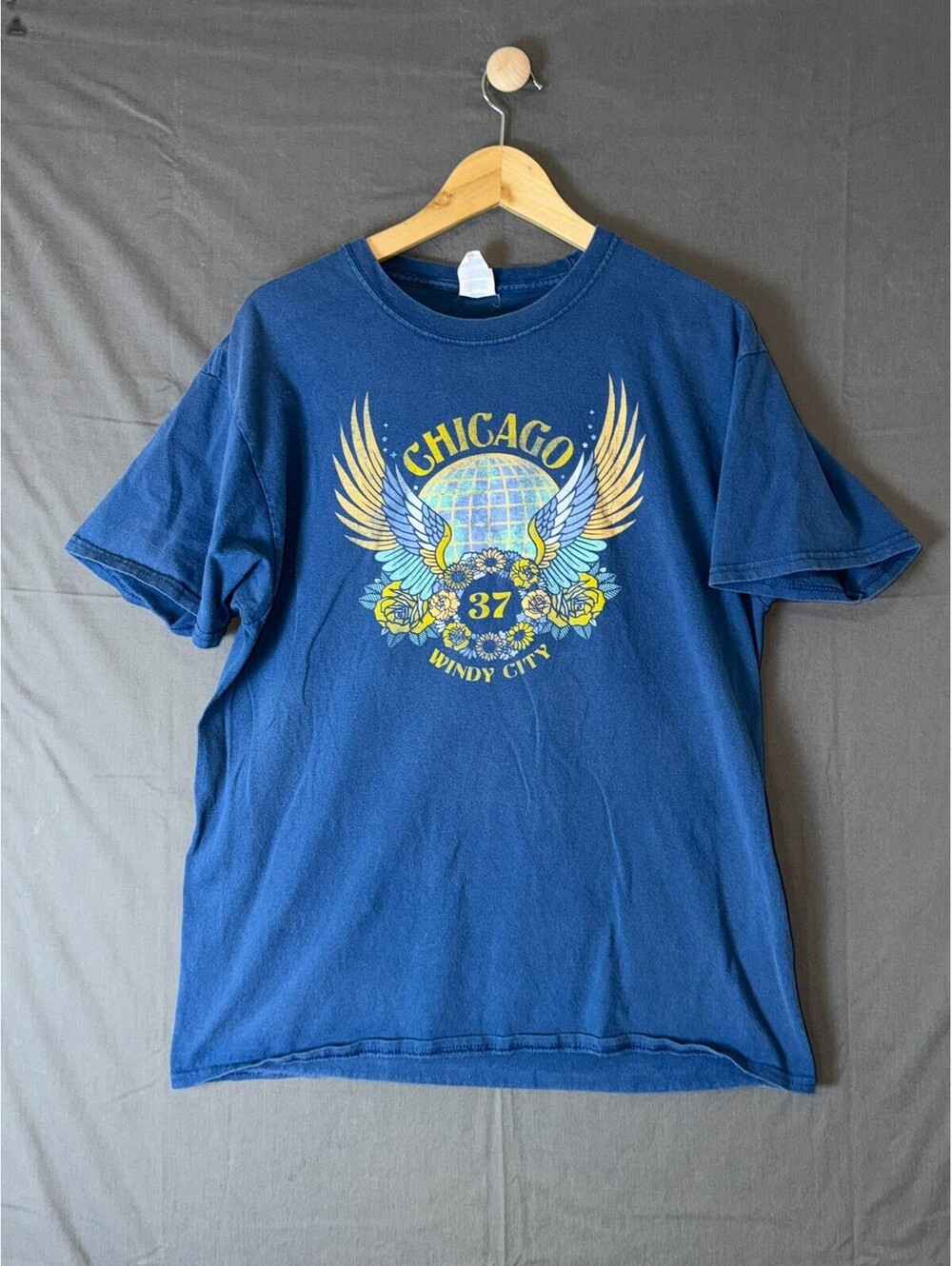 Chicago Windy City 37 Men’s L Blue Graphic Tee Globe Wings Roses Streetwear